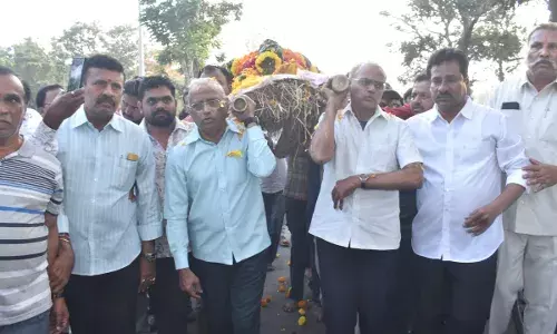 NTR : ఎన్టీఆర్ వీరాభిమాని రాజు పాడెమోసిన కుటుంబ సభ్యులు NTR : ఎన్టీఆర్ వీరాభిమాని రాజు పాడెమోసిన కుటుంబ సభ్యులు