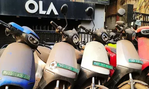 Ola Electric : కుప్పకూలిన ఓలా సామ్రాజ్యం..టీవీఎస్, బజాజ్ మెరుపు దాడితో నేరుగా ఐదో స్థానానికి పతనం. Ola Electric : కుప్పకూలిన ఓలా సామ్రాజ్యం..టీవీఎస్, బజాజ్ మెరుపు దాడితో నేరుగా ఐదో స్థానానికి పతనం.