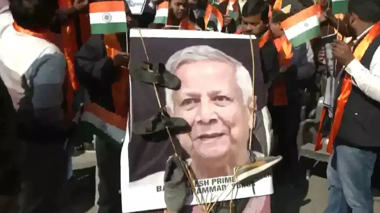 Delhi: ఢిల్లీలో బంగ్లాదేశ్ హైకమిషన్ కార్యాలయం దగ్గర ఉద్రిక్తత..