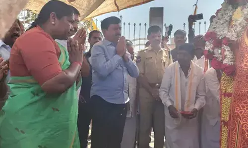 MINISTERS: మేడారంలో ఏర్పాట్లను పరిశీలించిన మంత్రులు