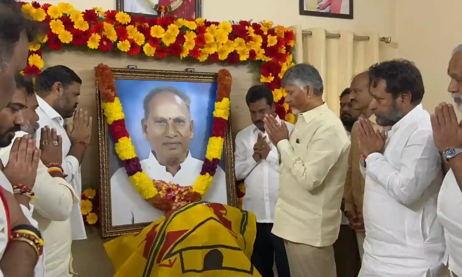 Chandrababu Naidu :  ఎన్టీఆర్ రాజు చిత్రపటానికి చంద్రబాబు నివాళులు