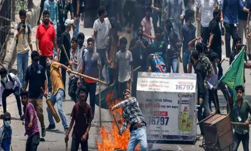 బంగ్లాదేశ్ లో దాడులపై మౌనం దేనికి.. ఇదేం సెక్యులరిజం..?