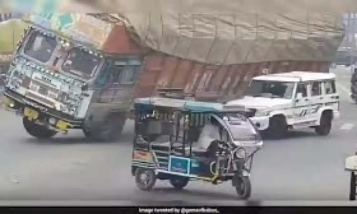 Rampur Road Accident:  బొలెరో వాహనంపై బోల్తాపడిన లారీ