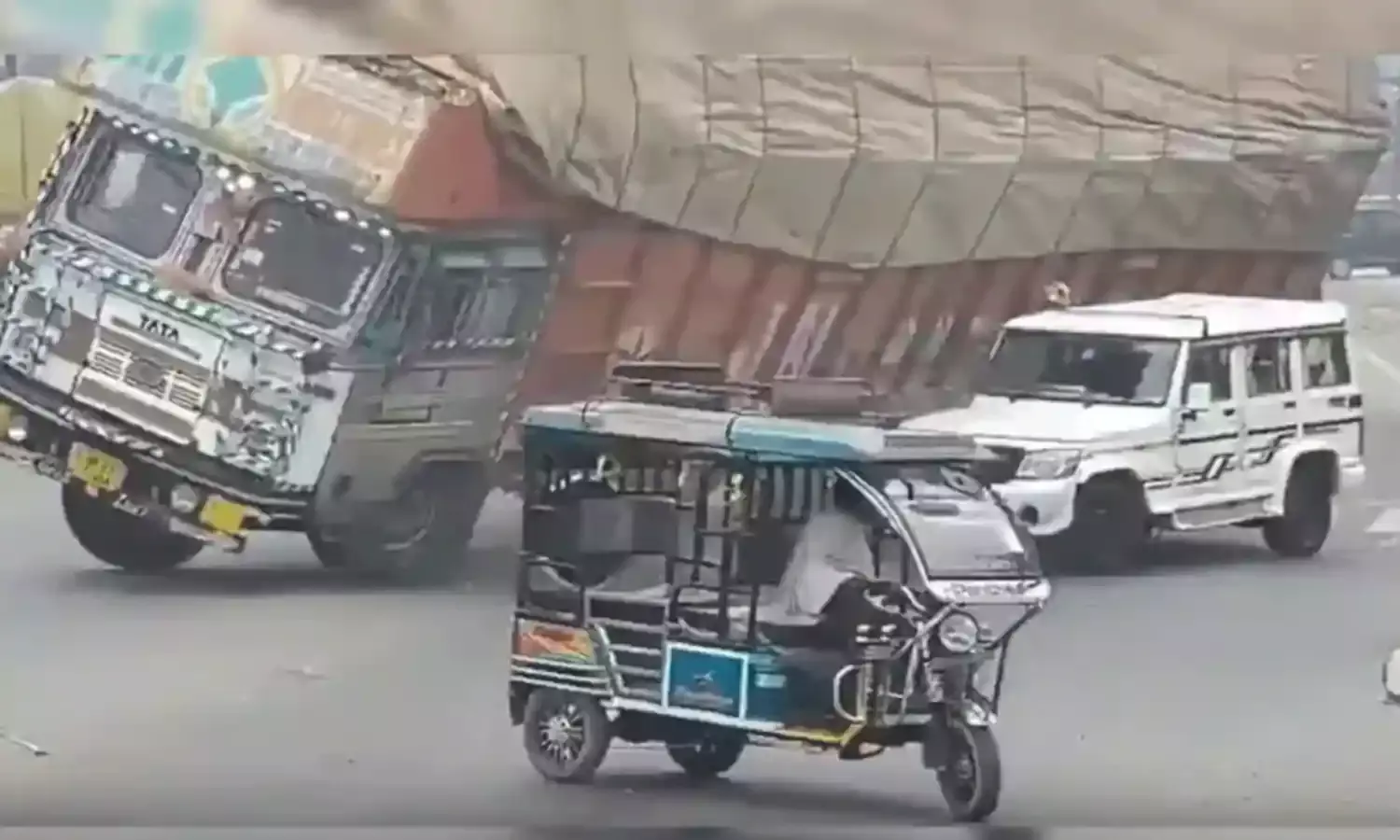 Uttar Pradesh: బొలెరోను ఢీకొట్టిన ట్రక్కు బోల్తా.. ఎస్‌యూవీ డ్రైవర్ మృతి