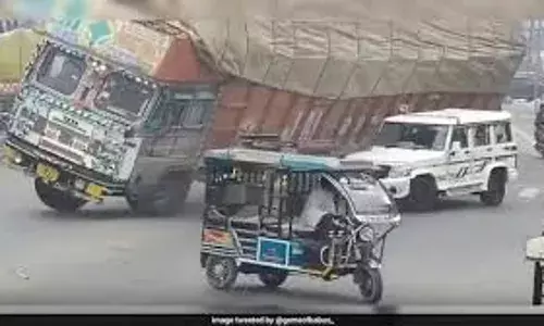 Rampur Road Accident:  బొలెరో వాహనంపై బోల్తాపడిన లారీ