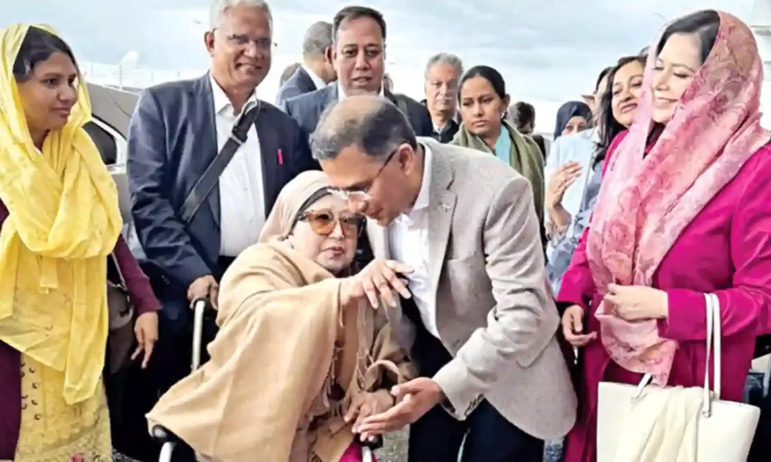 Khaleda Zia: తల్లికి తారిక్ రెహమాన్ భావోద్వేగ నివాళి.. ఆమె బంగ్లాదేశ్ యొక్క మార్గదర్శక శక్తి