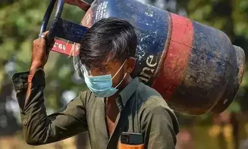 LPG Price Hike : కొత్త ఏడాది ఫస్ట్ రోజే షాకిచ్చిన ప్రభుత్వం..28నెలల తర్వాత భారీగా పెరిగిన గ్యాస్ సిలిండర్ ధర.