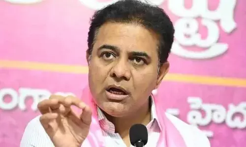 కారు పార్టీపై కుట్రనా.. కేటీఆర్ ఆరోపణలు నిజమేనా..? కారు పార్టీపై కుట్రనా.. కేటీఆర్ ఆరోపణలు నిజమేనా..?