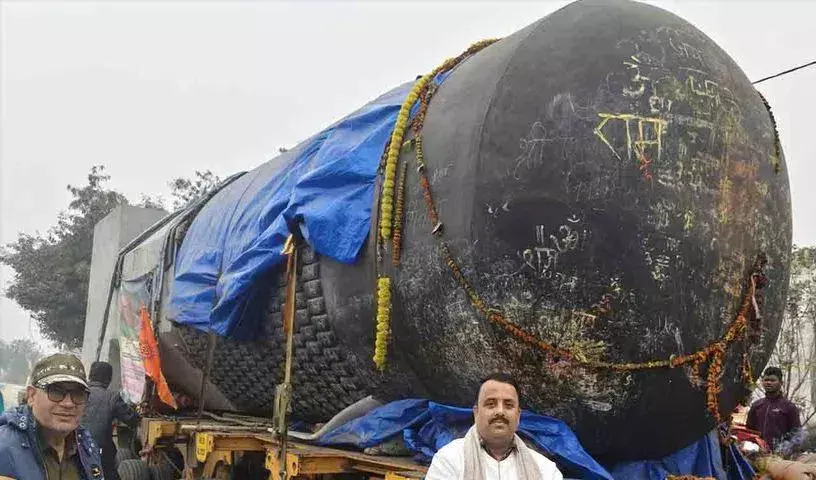 Large shivling :   మధ్యలోనే నిలిచిపోయిన ప్రపంచంలోనే అతిపెద్ద శివలింగం తరలింపు , కారణం ఏంటంటే