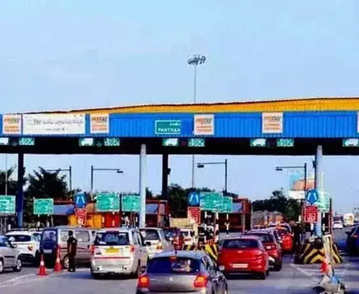 SANKRANTHI: సొంతూరు బాట పట్టిన జనం