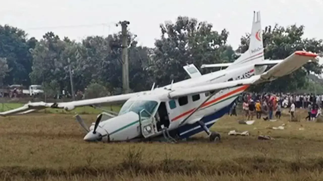 Aircraft Crashes: చార్టర్డ్ ఫ్లైట్ కూలి పలువురికి గాయాలు