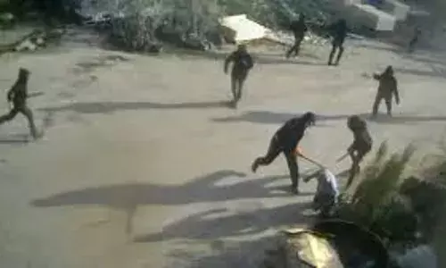 Israeli settlers: వృద్ధుడిపై ఇజ్రాయెల్ సెటిలర్ల అమానుష దాడి