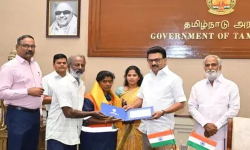 Chennai: పారిశుద్ధ్య కార్మికురాలికి దొరికిన పసిడి.. ఆమె నిజాయితీకి మెచ్చిన సీఎం లక్షరూపాయలతో..