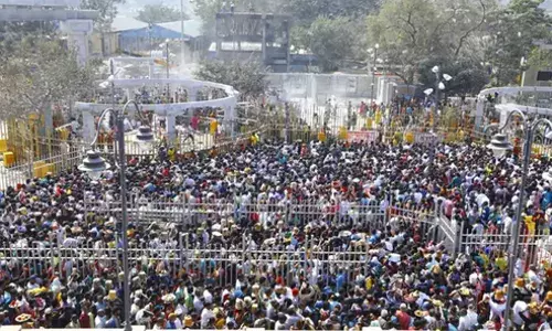 MEDARAM: మేడారం ప్రాంగణం.. భక్త జన సంద్రం