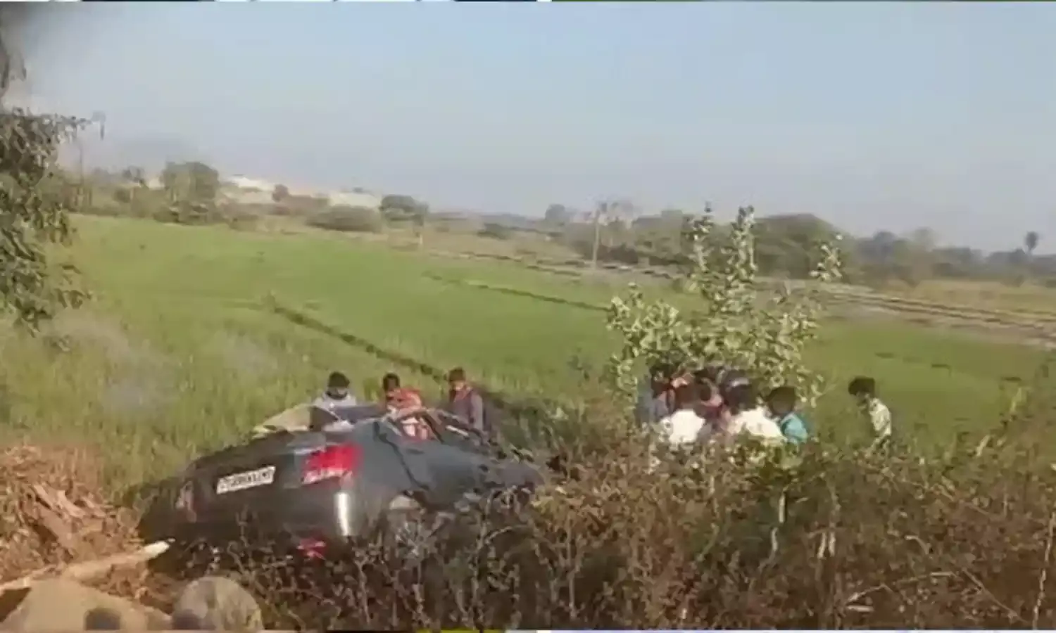 Suryapet accident: టైరు పగిలి పొలాల్లోకి దూసుకెళ్లిన కారు.. ఒకరు మృతి, ముగ్గురికి గాయాలు..