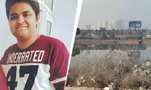 Noida: కారు గుంతలో పడి టెకీ మృతి.. రక్షించలేకపోయిన పోలీసులు..