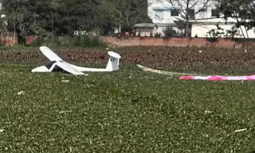 Uttar Pradesh: ప్రయాగ్‌రాజ్‌లో కూలిన ఐఏఎఫ్ శిక్షణ విమానం.. ఇద్దరు పైలెట్లకు తప్పిన ప్రమాదం..