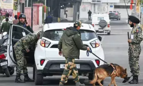 Delhi: గణతంత్ర వేడుకలకు సిద్ధమవుతున్న దేశ రాజధాని.. పోలీసులు AI స్మార్ట్ గ్లాసెస్ తో అనుమానితులను.. Delhi: గణతంత్ర వేడుకలకు సిద్ధమవుతున్న దేశ రాజధాని.. పోలీసులు AI స్మార్ట్ గ్లాసెస్ తో అనుమానితులను..