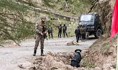 Jammu Kashmir: లోయలో పడిన ఆర్మీ వాహనం.. 10 మంది సైనికులు మృతి, ఏడుగురికి గాయాలు..