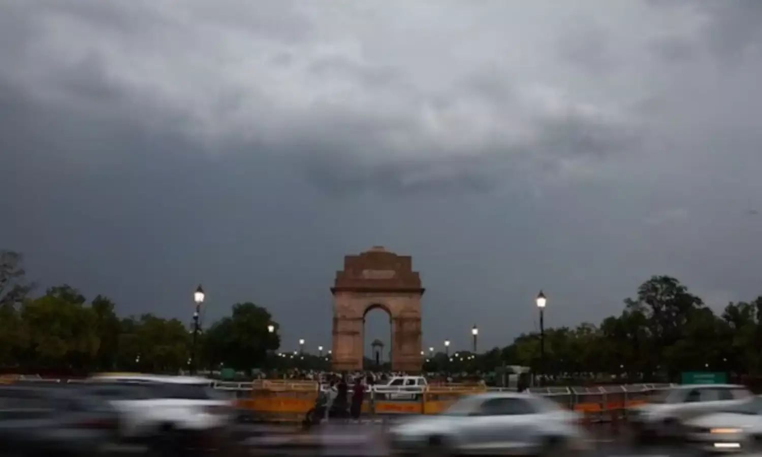 Delhi Weather: ఢిల్లీని తాకిన వర్షాలు, భారీగా పడిపోయిన ఉష్ణోగ్రతలు Delhi Weather: ఢిల్లీని తాకిన వర్షాలు, భారీగా పడిపోయిన ఉష్ణోగ్రతలు