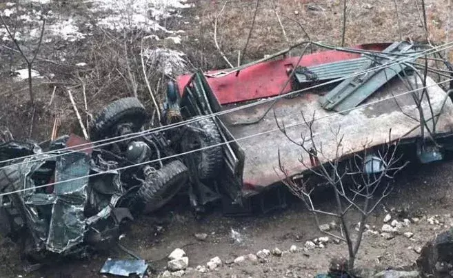 Jammu Kashmir: లోయలో పడిన ఆర్మీ వాహనం..10 మంది జవాన్లు మృతి