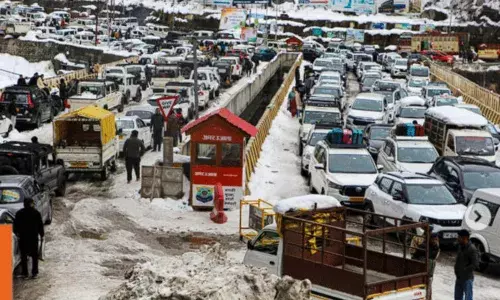 Himachal Pradesh: మనాలి, సిమ్లాలో కురుస్తున్న మంచు.. 1200 పైగా రోడ్లు మూసివేత