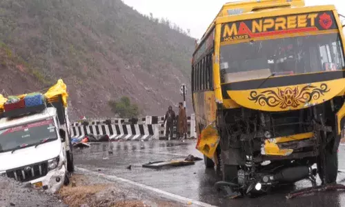 Jammu Kashmir: ఉధంపూర్లో రోడ్డు ప్రమాదం.. సీఆర్పీఎఫ్ జవాన్ సహా నలుగురు మృతి Jammu Kashmir: ఉధంపూర్లో రోడ్డు ప్రమాదం.. సీఆర్పీఎఫ్ జవాన్ సహా నలుగురు మృతి