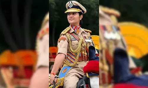 గణతంత్ర దినోత్సవ కవాతులో పురుష CRPF బృందానికి నాయకత్వం వహించిన మహిళా అధికారి..