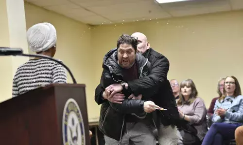 US Immigration: అమెరికాలో ఇమ్మిగ్రేష‌న్ ర‌గ‌డ‌..