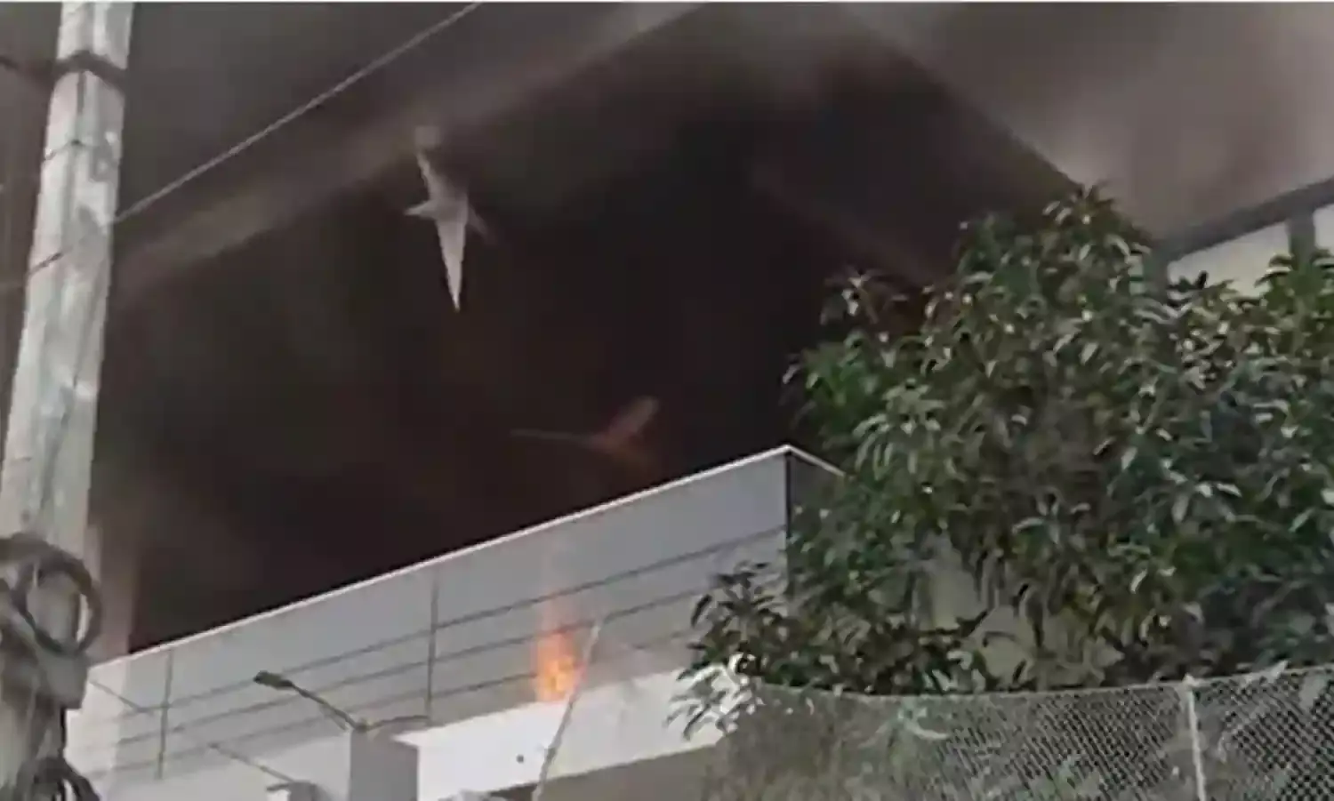 JOGI: మాజీ మంత్రి జోగి రమేష్ ఇంటిపై టీడీపీ దాడి.. ఇంటికి నిప్పు