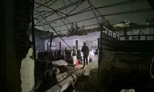 Cylinder Explosion: ఆక్సిజన్ సిలిండర్ పేలి ఇద్దరు మృతి, పలువురికి గాయాలు! Cylinder Explosion: ఆక్సిజన్ సిలిండర్ పేలి ఇద్దరు మృతి, పలువురికి గాయాలు!