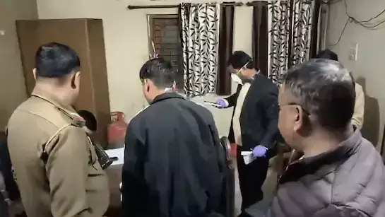 High Court Lawyer: హైకోర్టు న్యాయవాది కుటుంబం సామూహిక ఆత్మహత్యాయత్నం.. High Court Lawyer: హైకోర్టు న్యాయవాది కుటుంబం సామూహిక ఆత్మహత్యాయత్నం..