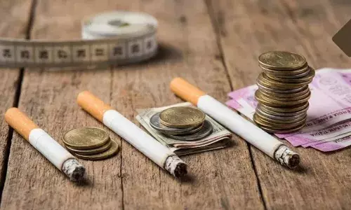 Cigarette Prices Hike : పొగ తాగేవారిపై పన్నుల బాదుడు.. ఏకంగా రూ.55 పెరిగిన ప్రీమియం సిగరెట్లు. Cigarette Prices Hike : పొగ తాగేవారిపై పన్నుల బాదుడు.. ఏకంగా రూ.55 పెరిగిన ప్రీమియం సిగరెట్లు.