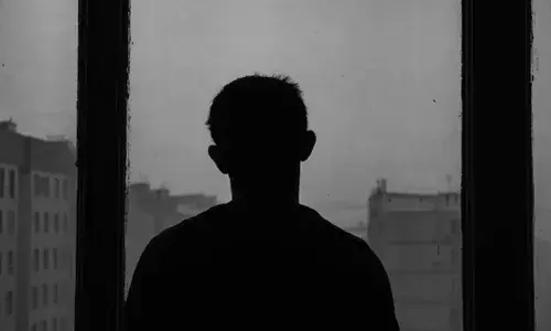 Bangalore: పబ్ లో మద్యం సేవించిన మైనర్ బాలుడు.. 7వ అంతస్తు నుంచి దూకి ఆత్మహత్య..