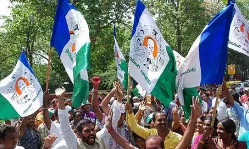 AP: కేసులు, నోటీసులు, విమర్శలతో వైసీపీ ఉక్కిరి బిక్కిరి