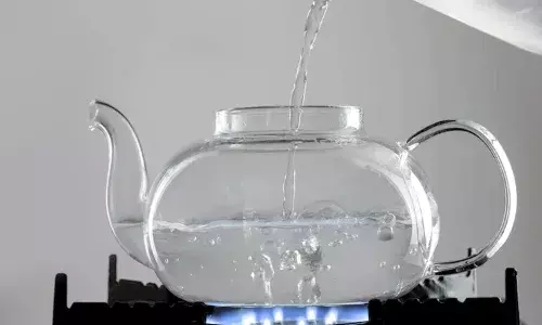 ఖాళీ కడుపుతో గోరువెచ్చని నీరు తాగుతున్నారా.. కొన్ని ప్రయోజనాలు మరికొన్ని దుష్ప్రభావాలు