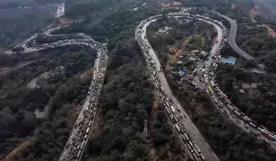 Maharashtra:   ముంబై-పుణె హైవేపై గ్యాస్ ట్యాంకర్ బోల్తా.. 40 గంటలు నిలిచిన ట్రాఫిక్..