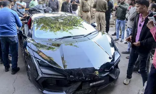 UP:కాన్పూర్‌లో లంబోర్ఘిని కారు బీభత్సం, ఆరుగురికి గాయాలు, పలు వాహనాలు ధ్వంసం