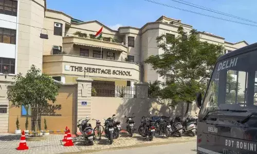 Delhi: 10 కి పైగా పాఠశాలల్లో బాంబు బెదిరింపు.. కొనసాగుతున్న గాలింపు చర్యలు