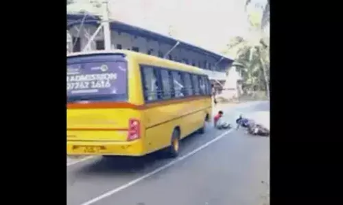 Tiruvanantapuram: రోడ్డు మలుపులొో అదుపుతప్పిన బైక్.. బస్సు కిందపడ్డా ప్రాణాలతో..