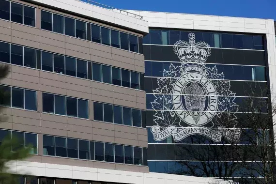 Canada: కెనడా స్కూల్లో కాల్పులు.. 10 మంది మృతి