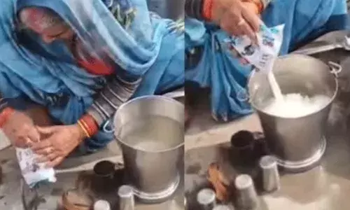 Uttar Pradesh: మధ్యాహ్న భోజనం.. మురికి నీళ్ల బకెట్లో 2 పాల ప్యాకెట్లు వేసి.. Uttar Pradesh: మధ్యాహ్న భోజనం.. మురికి నీళ్ల బకెట్లో 2 పాల ప్యాకెట్లు వేసి..