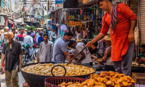 పరిశుభ్రత లేని వీధి ఆహారం.. కాలేయానికి ప్రమాదం: గ్యాస్ట్రోఎంటరాలజిస్ట్ హెచ్చరిక