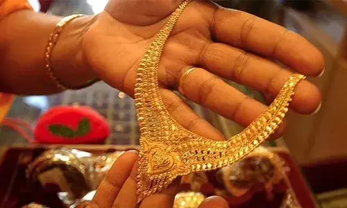 Gold Price News : పసిడి పరుగుకు బ్రేక్.. డాలర్ దెబ్బకు బంగారం విలవిల.