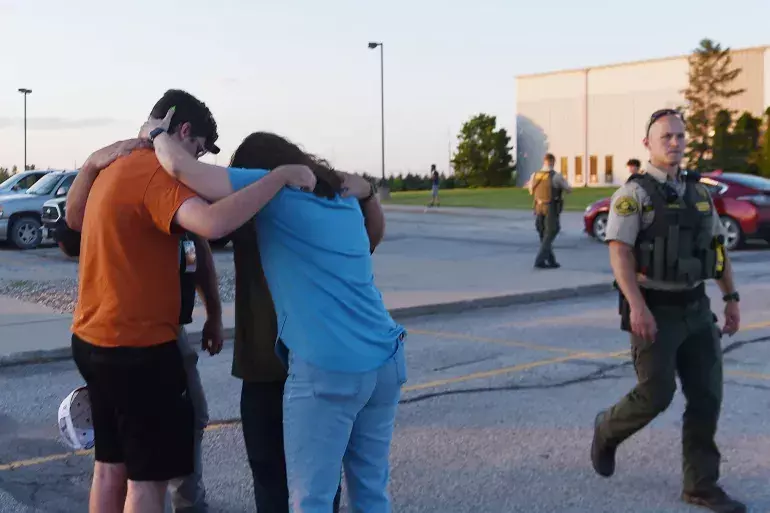 US: అమెరికా పాఠశాల హాకీ ఆటలో కాల్పులు.. ముగ్గురు మృతి