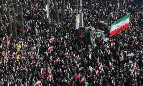 అందుబాటులో ఉన్న రవాణా మార్గాల ద్వారా వచ్చేయండి.. ఇరాన్ లో ఉన్న భారతీయులకు కేంద్రం సలహా