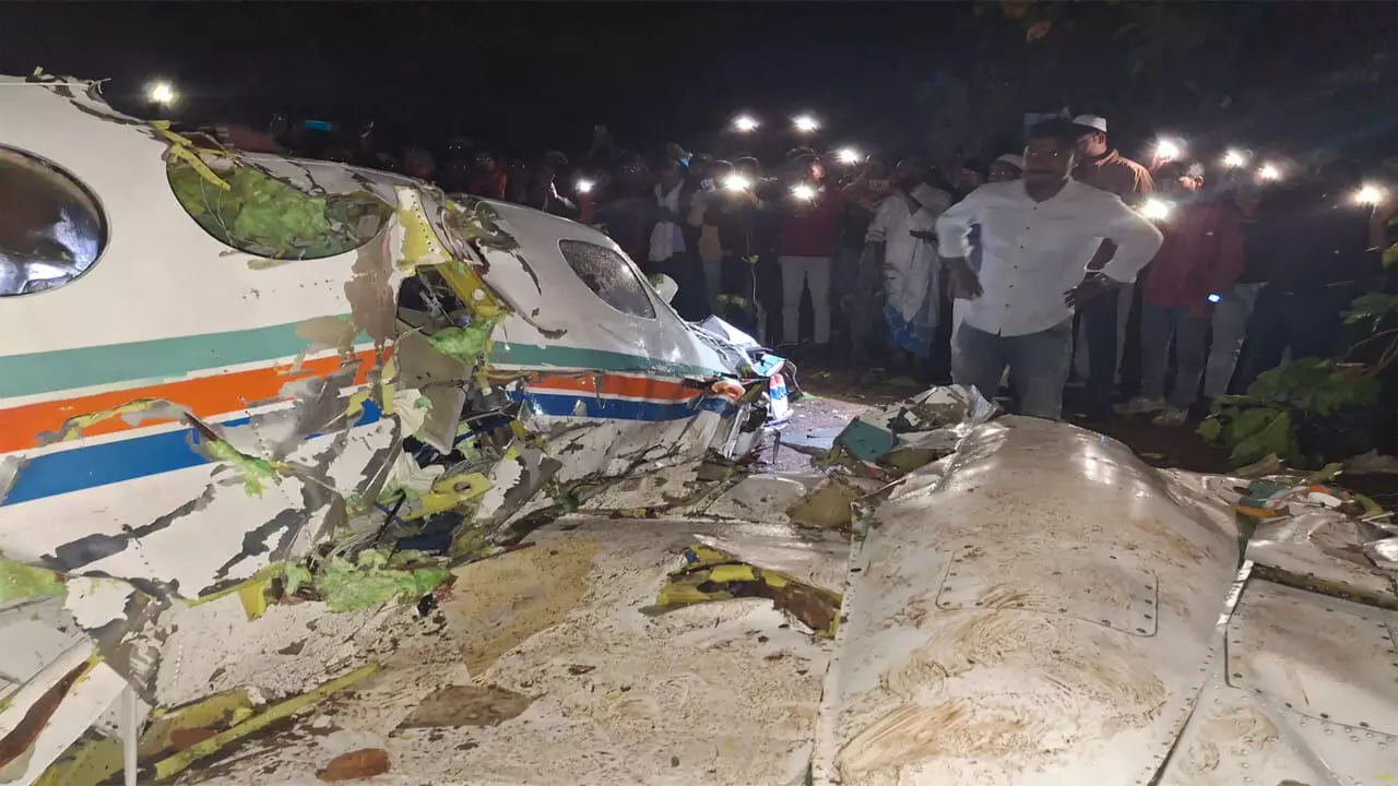Air Ambulance Crash: ఝార్ఖండ్ లో కుప్పకూలిన ఎయిర్ అంబులెన్స్ Air Ambulance Crash: ఝార్ఖండ్ లో కుప్పకూలిన ఎయిర్ అంబులెన్స్