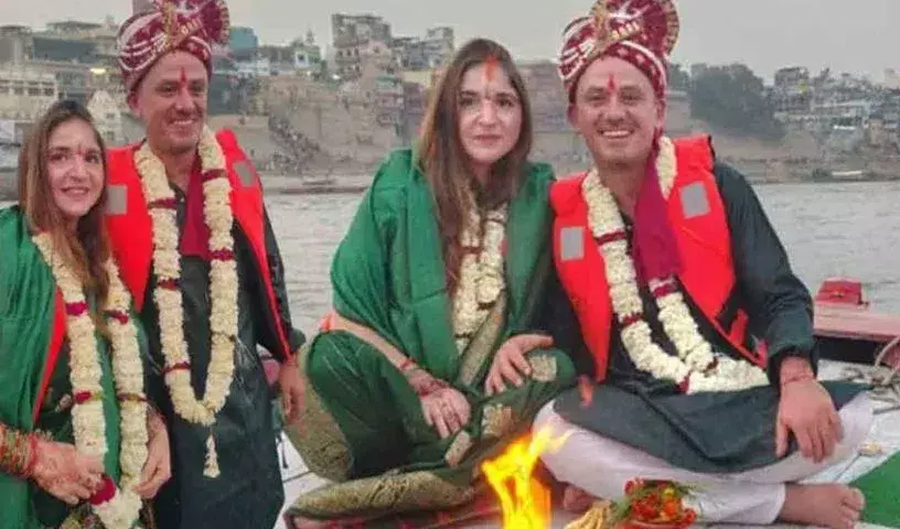 Mexican Couple:  కాశీలో పడవపై పెళ్లిచేసుకున్న మెక్సికో జంట