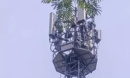 Bihar  :  ప్రియుడిని అరెస్ట్ చేశారని టవర్ ఎక్కిన ప్రేయసి,  వదిలేస్తేనే కిందకు దిగుతానని మొండిపట్టు