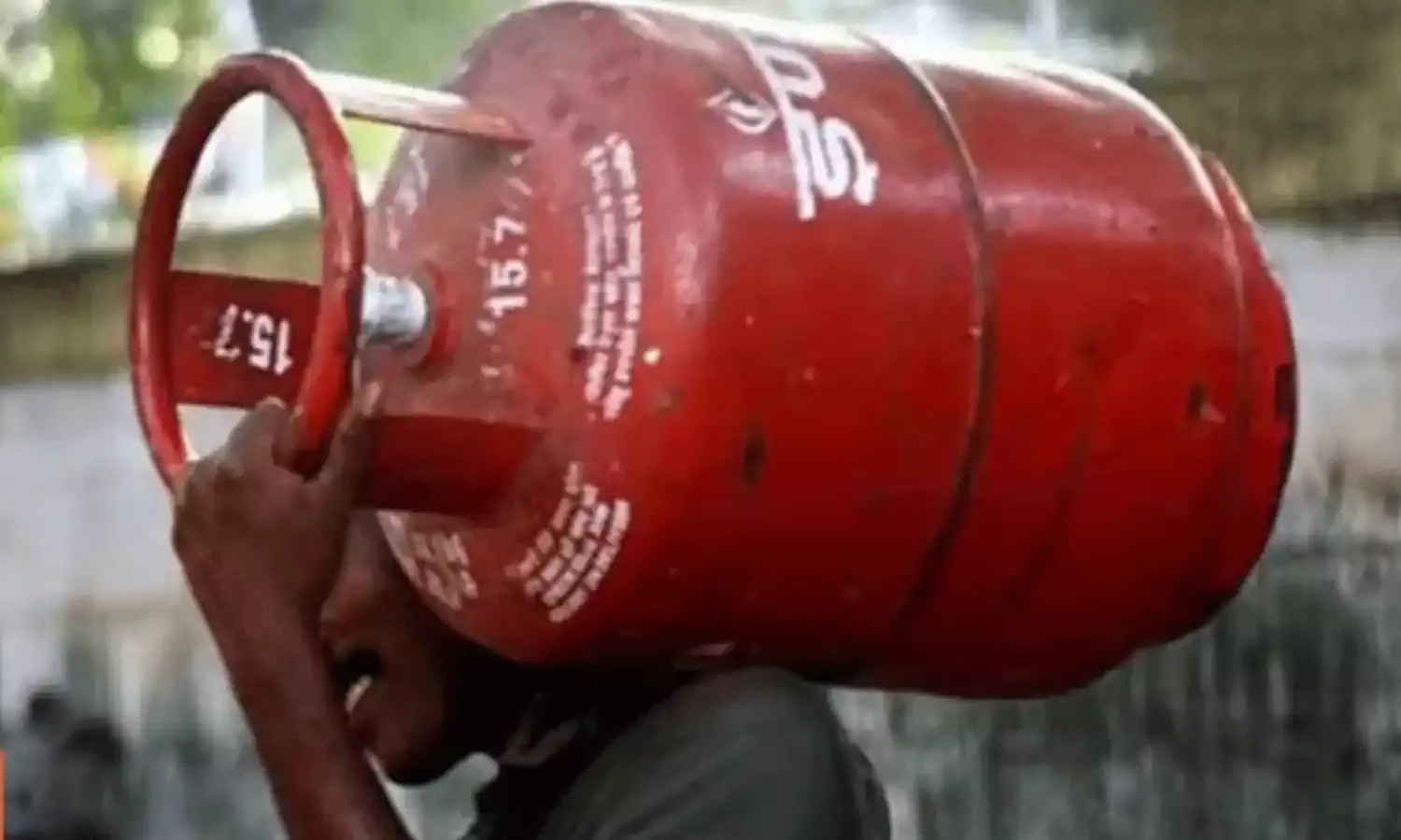 LPG Cylinder : మధ్య ప్రాచ్య ఉద్రిక్తతలు.. పెరిగిన గ్యాస్ సిలిండర్ ధరలు..